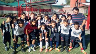 Los chicos de Fénix posan en la cancha auxiliar de River, antes de los amistosos..