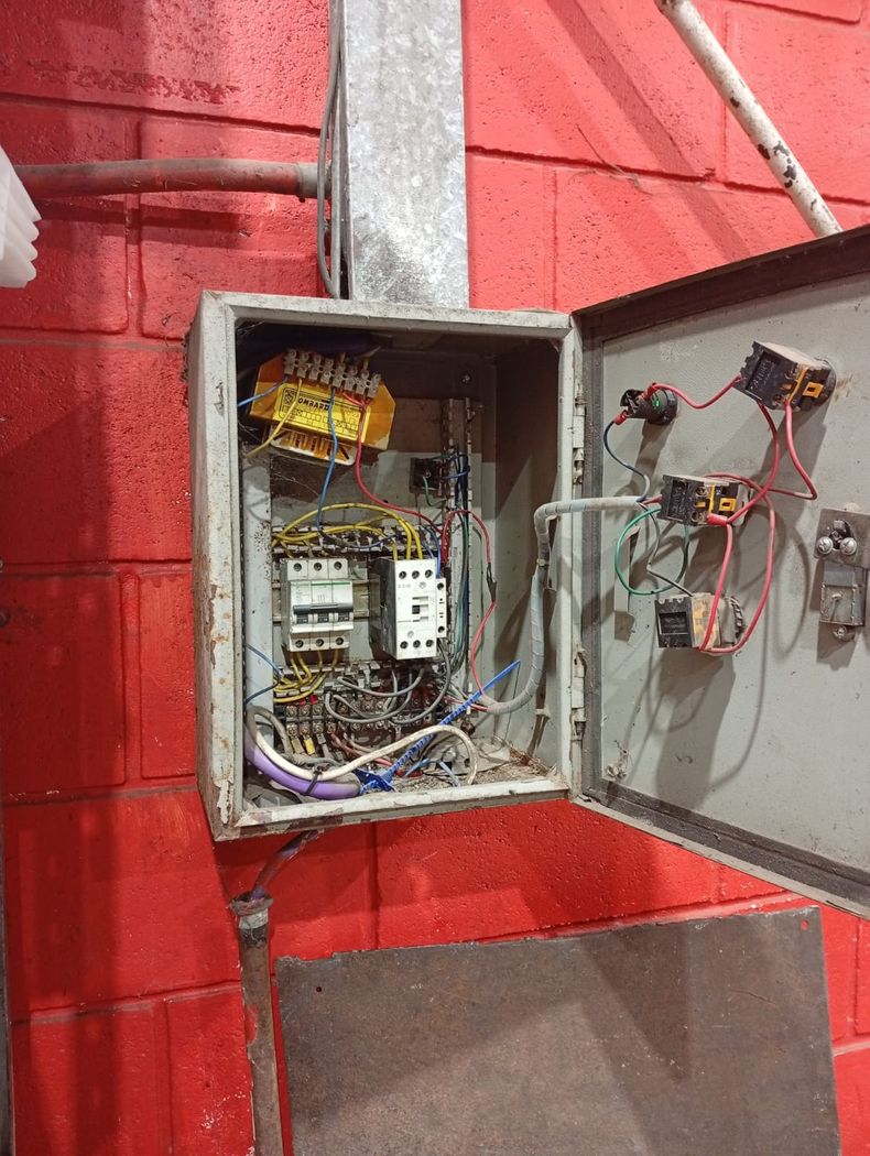 En el Carrefour de Paseo Champagnat se detect&oacute; una instalaci&oacute;n el&eacute;ctrica deficiente.
