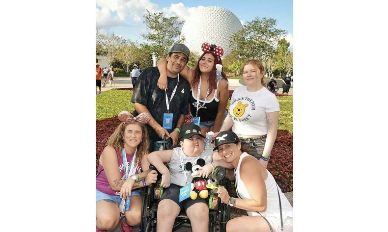 Benicio Leal en Disney World, junto a parte de su familia.