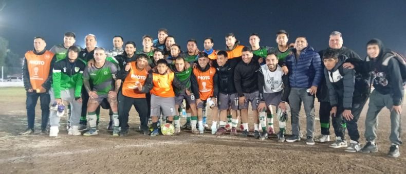 El plantel de Falucho que logr&oacute; el t&iacute;tulo y ascendi&oacute; a la Primera A de Zona Escobar.