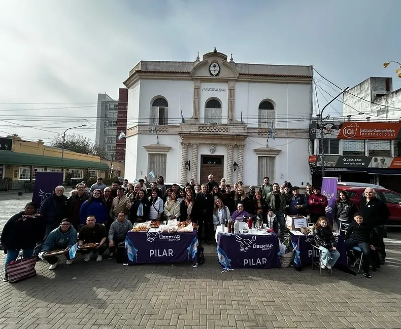 REUNIDOS Concejales y militantes de LLA salieron a la calle