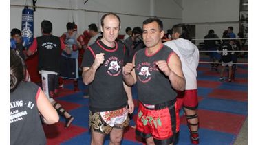 ESTRENAN GIMNASIO. Alejandro Felix y José Luna, con los alumnos entrenando de fondo..