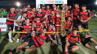 CAMPEÓN. Los jugadores de La Puñalada FC con el trofeo de Libres.