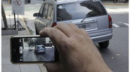 UNIFORME. Los vecinos podrán ser inspectores de tránsito con su teléfono..