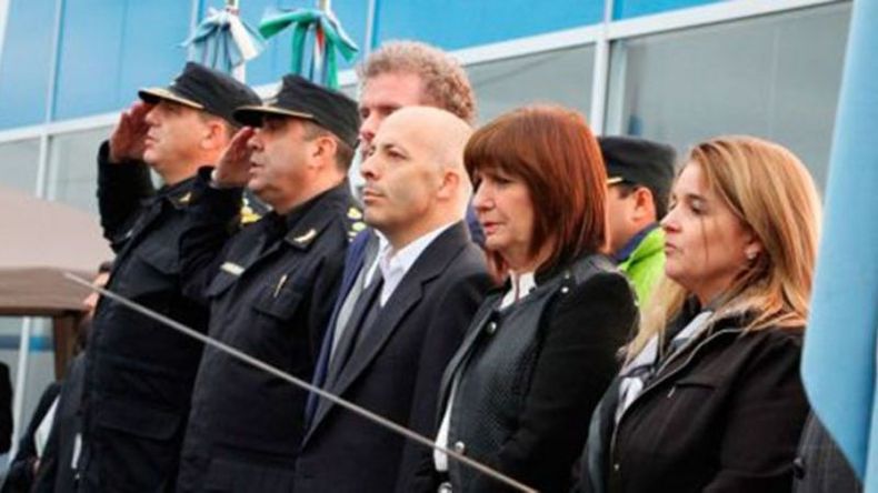 BLINDADO. Ducoté, en un acto, junto a funcionarios y policías..