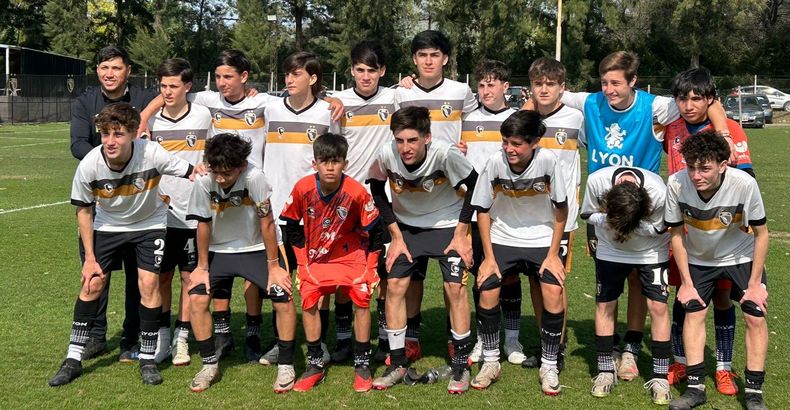 L&Iacute;DER. La Novena de D10FC le gan&oacute; a Real una final y manda en su divisi&oacute;n.