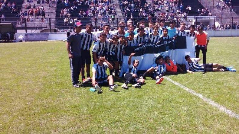 POSAN LOS CAMPEONES. Los pibes de la Octava de Real celebran el título en el estadio. .