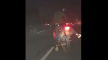 El momento en que uno de los motochorros casi se cae a la autopista.