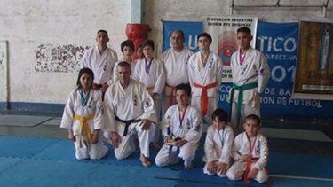 PROMOCIONAL. Los alumnos de la Dojo Pilar, de Raúl Arca, posan tras el certamen..