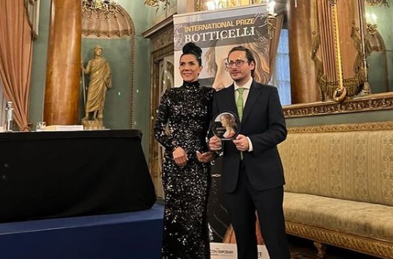 Gabriela Berrios recibe el Premio Botticelli.