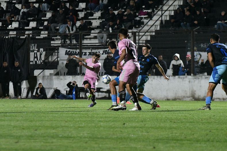 Valentín Mancini busca meter el pase; Real cierra la etapa regular en Berisso.