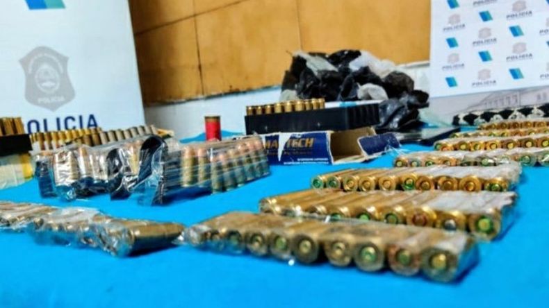 BALAS. Son de distintos calibres y fueron halladas este mediodía en una casilla en la que vendían drogas en Manuel Alberti..