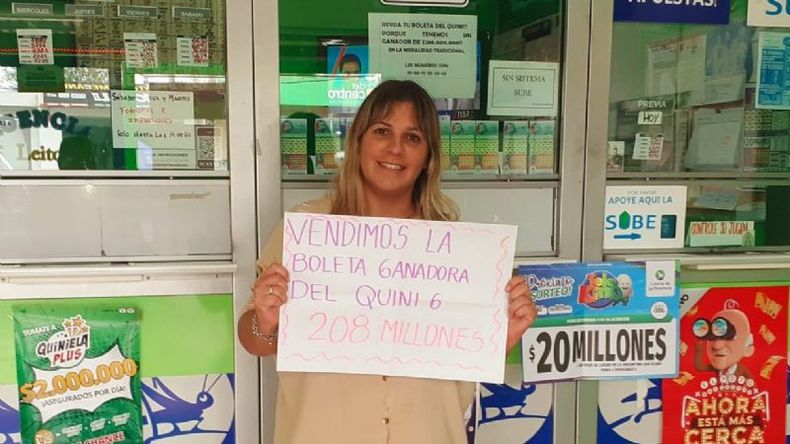 TRAE SUERTE. Soledad, a cargo de la Agencia Leito, donde se vendió el premio millonario. .