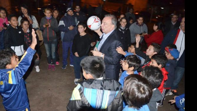 PELOTA. Zúccaro, en la cancha con los chicos..