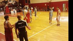 (Matías Bravo). Luis Díaz abre el juego ante Pergamino. El Chavo terminó con 14 puntos..