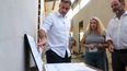 EN OBRA. Federico Achával recorrió el edificio junto al secretario de Salud, Hernán Galimberti.