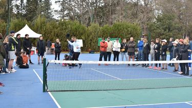 PICKLEBALL. El deporte combina tenis, pádel y pelota paleta.