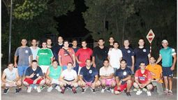 EN MOVIMIENTO. El grupo CrossFire entrena en la calle. .