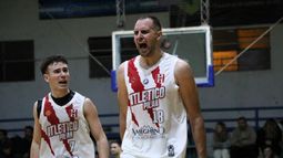 Tomás Pereyra y Martín Longo celebran la reacción de Atlético Pilar en Campana. Tomás Pereyra y Martín Longo celebran la reacción de Atlético Pilar en Campana.