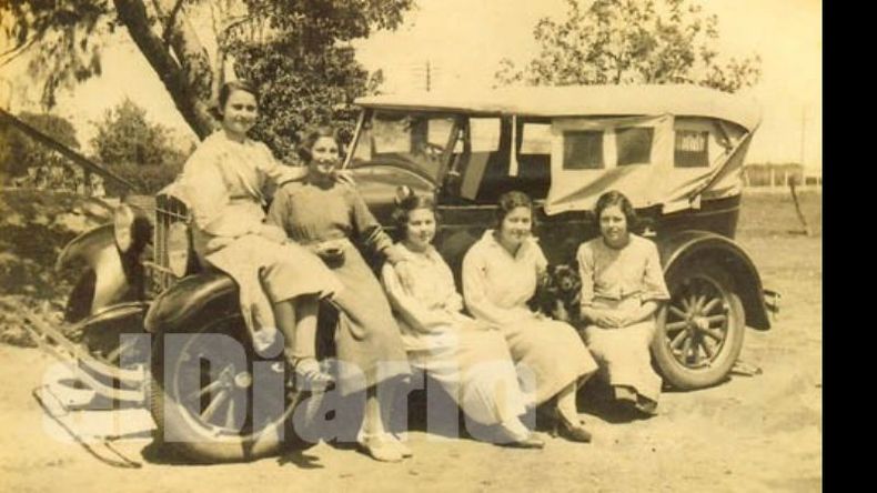 12 de octubre de 1926. Las hermanas Lubo, junto a primas y amigas, posando para la fotografía mientras esperan a un familiar mayor que las llevará en el vehículo al festejo de las Patronales..