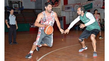ENERGÍA. Renzo Rodríguez sumó en el último cuarto para Las Leyendas..