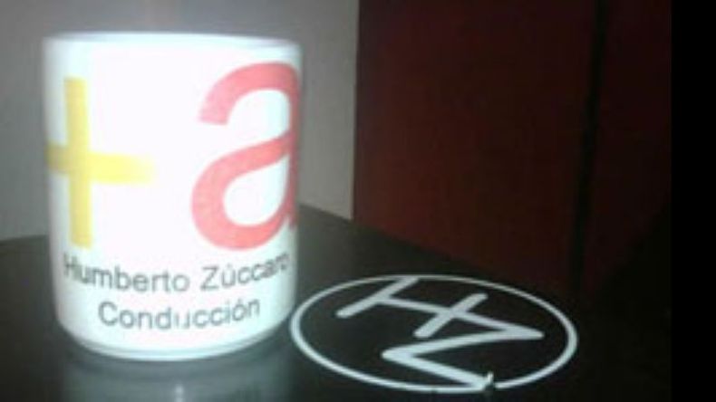 Partido nuevo, taza nueva. Apenas se consumó el salto del intendente Humberto Zúccaro desde las filas del kirchnerismo a las del massismo, sus seguidores comenzaron a dar muestras de su acompañamiento. Muchos eligieron para hacerlo las redes sociales, donde expresaron su acuerdo con la decisión. Pero la más elocuente fue la directora de Higiene Urbana de Derqui, Inés Ricci, que al día siguiente del cierre de listas ya exhibía en su escritorio esta taza donde el +a del tigrense se u.