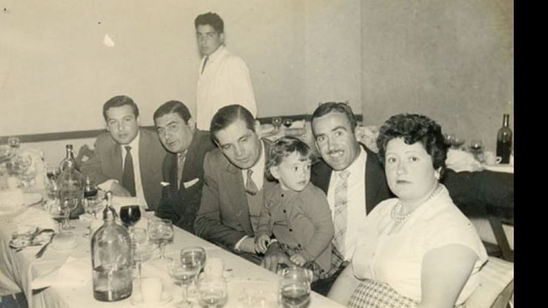Cena de camaradería por los 55 años del Club Atlético. De izq. a der.: Reynaldo Héctor Cachito Rojas, Lito Coronel, Juan Manfredi, el matrimonio compuesto por Rodolfo Rolo Ceberio e Inés Lembeye junto a su hija Mary..