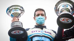 Diego Azar y su trofeo..