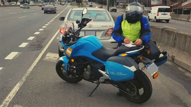 #BuenosAires | Los agentes Pérez y Alessandra detuvieron a un vehículo que se trasladaba por la banquina en #Panamericana. Circular por la banquina está prohibido y es muy peligroso. Quienes cometan esta falta serán sancionados con el acta correspondiente. Seguridad Vial / @InfoSegVial..