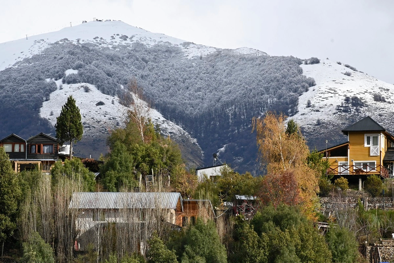 Bariloche espera a los turistas con las cumbres nevadas y lluvias. Foto Chino Leiva.webp