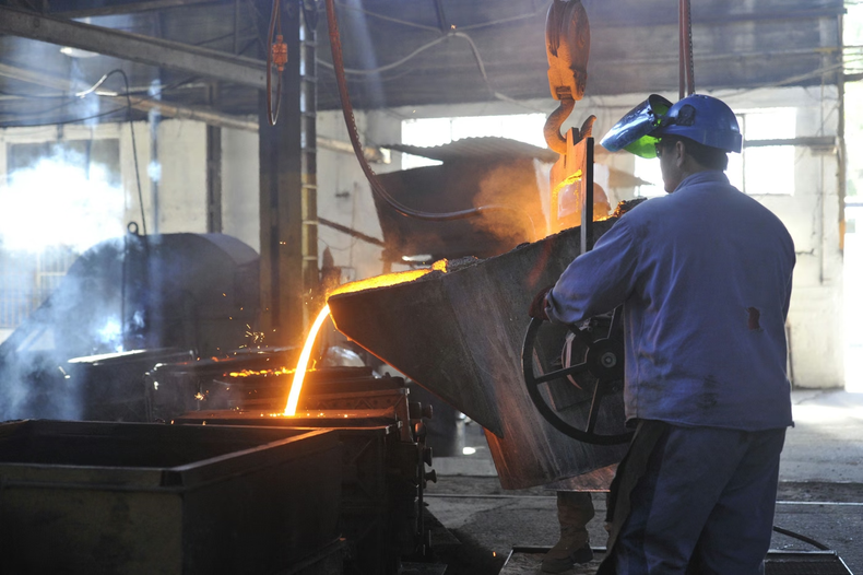 Un informe de la UBA y el Conicet reveló que se perdieron 155.000 empleos formales en un año y que el salario mínimo real cayó 40,8% desde noviembre de 2023.