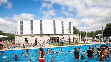 AL AGUA. Las piletas de los clubes municipales, protagonistas de las Escuelas Abiertas en Verano.