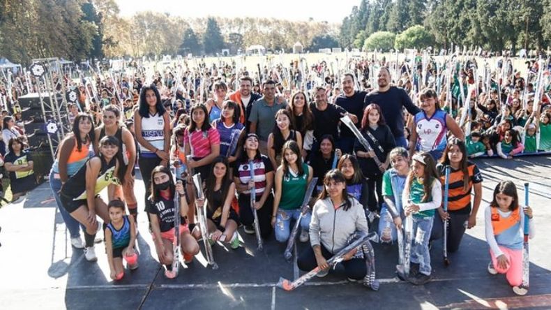ARRIBA LOS PALOS. La entrega se llevó a cabo en Pellegrini..