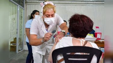 PREVENCIÓN. Podrán vacunarse quienes hayan recibido una dosis hace 4 meses o más. .