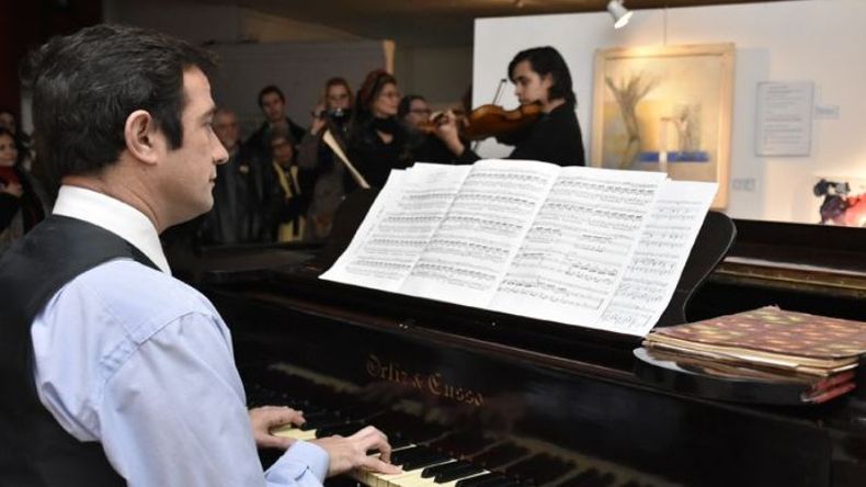 MÚSICA. La muestra plástica en homenaje a Favaloro tuvo espacio para la música con la presentación del pianista Juan Carlos Nos y el violinista y tenor Francisco González, precisamente, cuyo padre fue parte del equipo de cirugía del propio Favaloro..