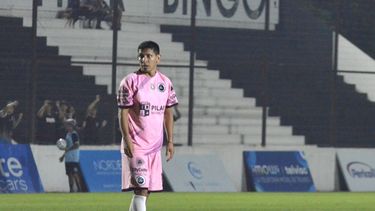 TIRO LIBRE. Chambi le dedicó el gol a su familia que lo acompañó en la cancha.