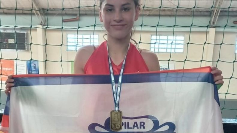 LA BANDERA DE PILAR. Celeste González poco después de la premiación. .