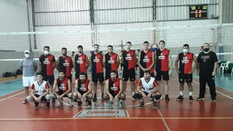 El plantel Rojinegro para encarar la Segunda División (foto Club Derqui)..