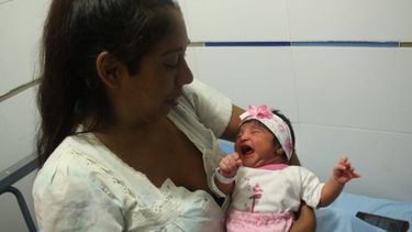 Llanto. Amparo, en brazos de su madre, ayer por la tarde..