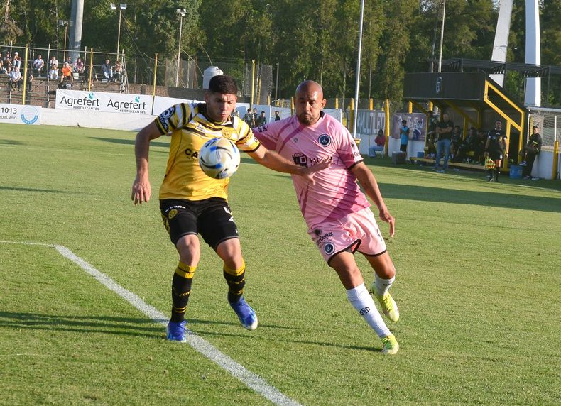 DUELO. Marcos Riquelme marcado por Rodrigo Morales.&nbsp;