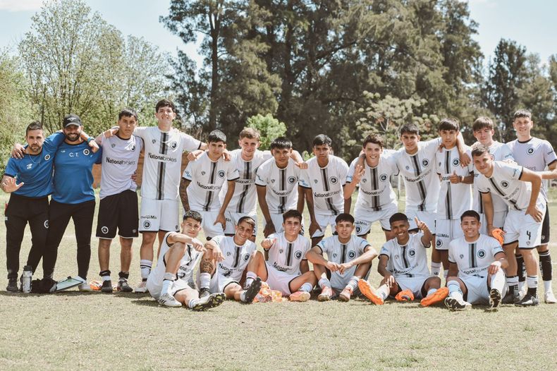 EQUIPO. La reserva de Real Pilar clasificó al playoff por el título de Tercera C.