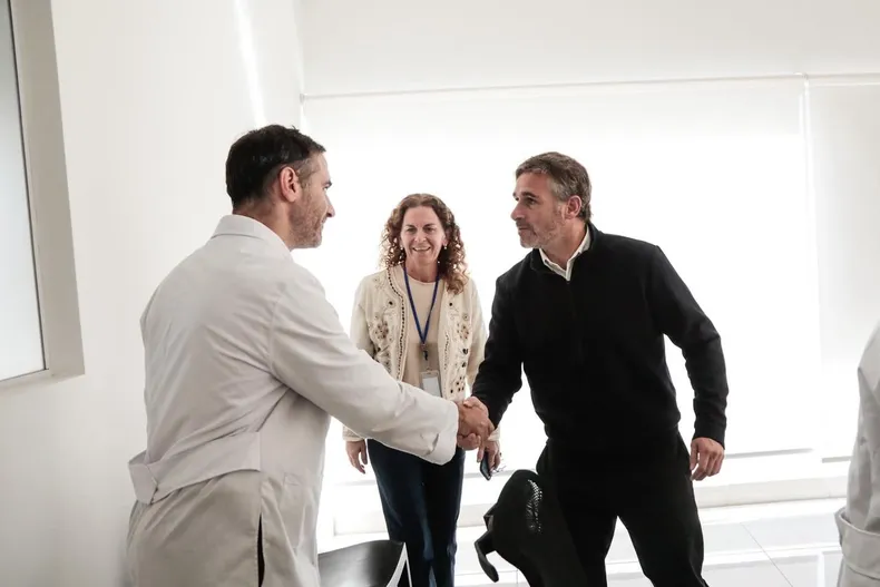 ENCUENTRO Achaacuteval se reunioacuten con neurocirujanos en el Hospital Central de Pilar