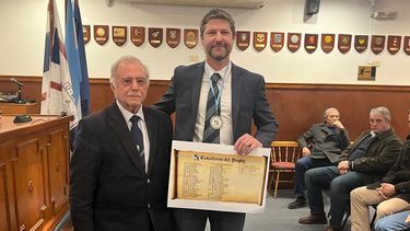 El ex jugador y dirigente de San José Rugby Club recibiendo la distinción en la URBA.