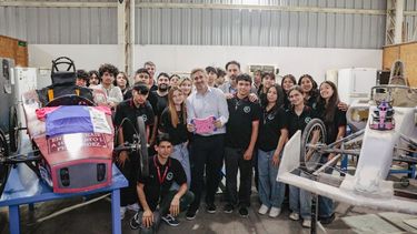 CONDUCCIÓN. Achával y Trotta, con los kartings fabricados por los alumnos. CONDUCCIÓN. Achával y Trotta, con los kartings fabricados por los alumnos.