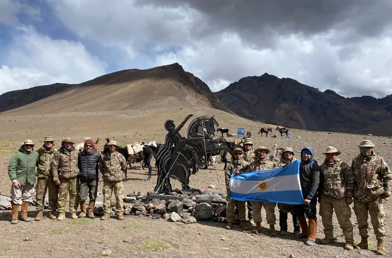 Estatua a San Martín a 4.300 metros en la Cordillera de los Andes. (Fabián Iribas).