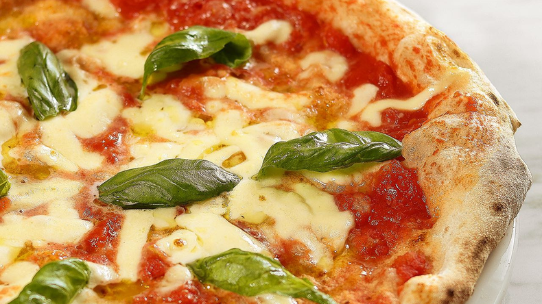 En Argentina, la pizza de muzzarella es la favorita. (cucinare.tv)..webp