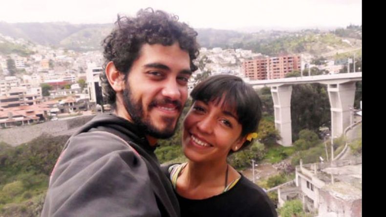 Con Laura, su compañera..