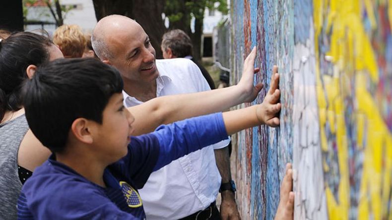 MURAL. Se inauguró una obra de mosaiquismo..