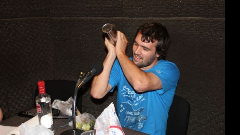 Viernes de tragos en Código Plaza. La repentina aparición del sol y una temperatura agradable, el viernes, acompañaron la visita de Esteban García, miembro de las barras móviles iDrink, al programa Código Plaza (92.1). Allí inauguró la sección “El trago del viernes” con la preparación del primer elixir que cada viernes recomendará en el programa conducido por Maxi Domenech, Juan Manuel Morales y Matías Saavedra. Fue el turno de la caipiroska, que pasó gustosa de mano en mano..