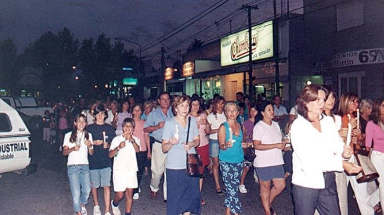 La gente se volcó a las calles el 1º de abril de 2004, convocada por Juan Carlos Blumberg, cuyo hijo Axel fue asesinado por sus captores, luego de que lo secuestraran en la puerta de su casa. En Pilar, el pedido por mayor seguridad convocó a unas 3.000 personas en la plaza. .